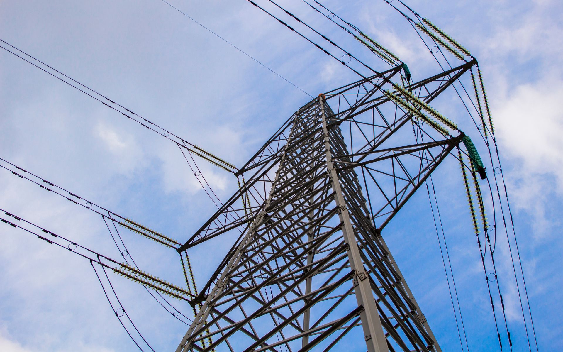 Equipo de ROZUMAGER trabajando en proyecto electromecánico