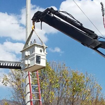 Renta de grúa tipo canastilla para trabajos eléctricos